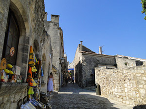 rue pavée des baux de provence