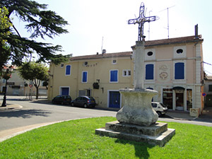 Croix, rond point à eyragues